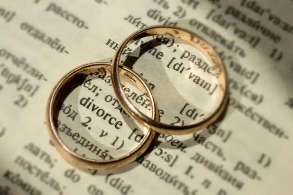 Image of rings removed before divorce mediation Crowborough